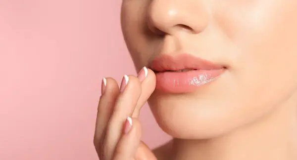 עיצוב שפתיים בחומצה היאלורונית